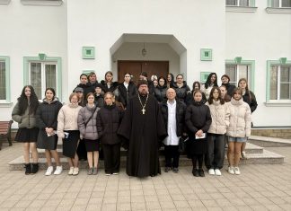 В храме Святой Троицы прошла беседа со старшеклассницами