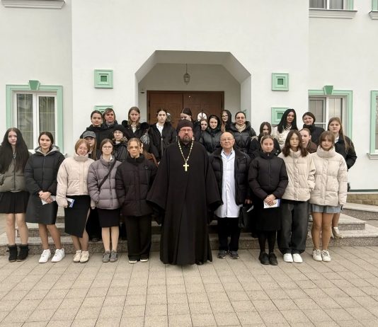 В храме Святой Троицы прошла беседа со старшеклассницами