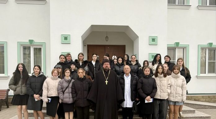 В храме Святой Троицы прошла беседа со старшеклассницами