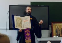 Иерей Павел Максимец провёл урок у учениковчетвёртых классов, посвященный Дню православной книги