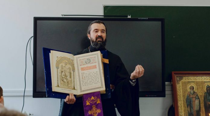Иерей Павел Максимец провёл урок, посвященный Дню православной книги, для учеников четвёртых классов