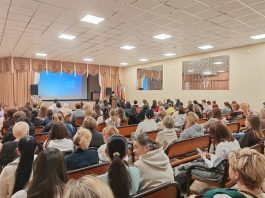 Протоиерей Александр Ананян принял участие в общешкольном собрание Совета родителей