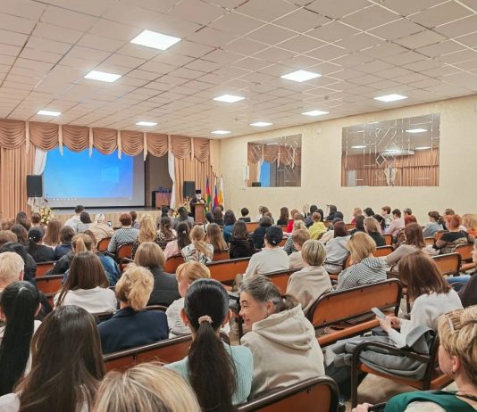 Протоиерей Александр Ананян принял участие в общешкольном собрание Совета родителей