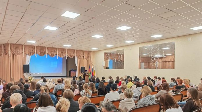 Протоиерей Александр Ананян принял участие в общешкольном собрание Совета родителей