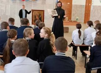 Иерей Павел Максимец провел познавательную встречу с учащимися школы № 6 станицы Пластуновской