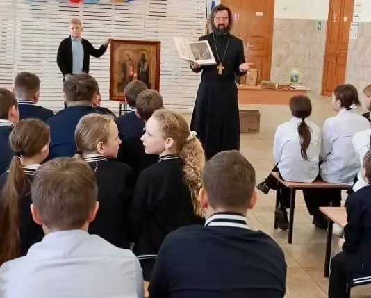 Иерей Павел Максимец провел познавательную встречу с учащимися школы № 6 станицы Пластуновской