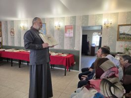 В храме свт. Спиридона Тримифунтского ст. Северской прошла выставка-лекторий факсимильных копий старинных рукописных изданий