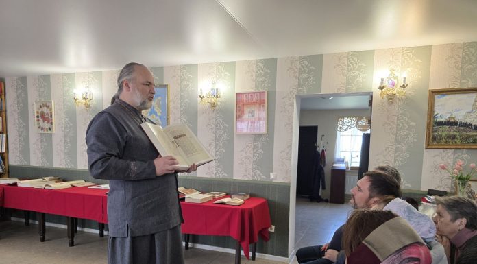 В храме свт. Спиридона Тримифунтского ст. Северской прошла выставка-лекторий факсимильных копий старинных рукописных изданий