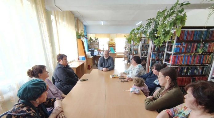 Иерей Максим Белов принял участие во встрече литературного клуба в Северской районной библиотеке