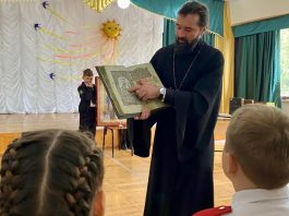 Иерей Павел Максимец провел цикл духовных бесед с учениками средней школы № 26 поселка Украинского