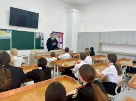 Протоиерей Игорь Медведев провёл для учеников станичной школы № 7 познавательную беседу