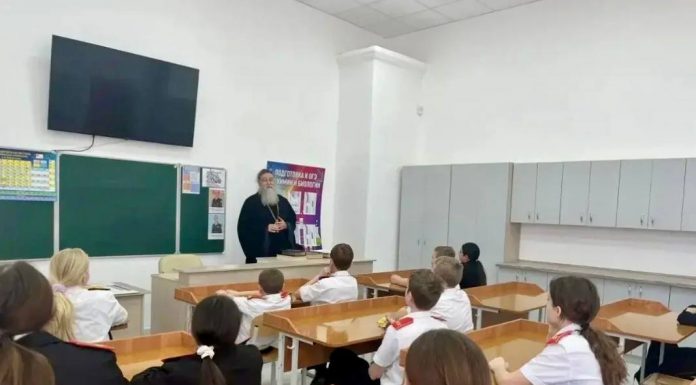 Протоиерей Игорь Медведев провёл для учеников станичной школы № 7 познавательную беседу