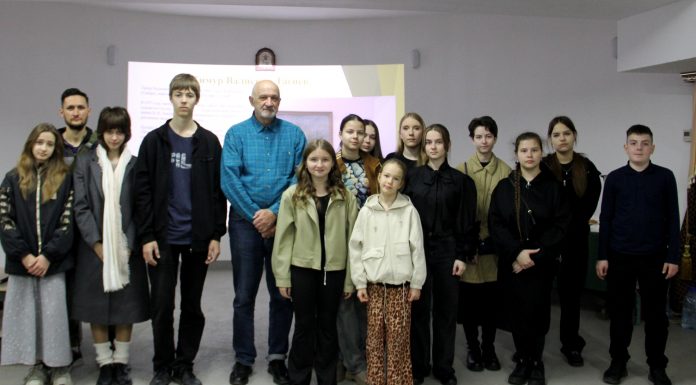 Молодежь Горячего Ключа посетила выставку картин православного художника
