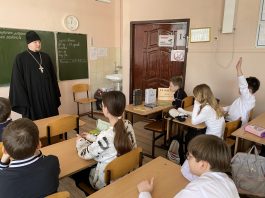 Иерей Герман Гайт провел урок для учеников казачьего класса