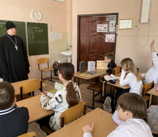 Иерей Герман Гайт провел урок для учеников казачьего класса