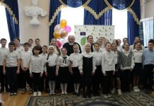 Детский ансамбль Свято-Троицкого собора и протодьякон Михаил Околот выступили в библиотеке им. братьев Игнатовых