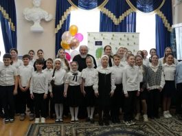 Детский ансамбль Свято-Троицкого собора и протодьякон Михаил Околот выступили в библиотеке им. братьев Игнатовых