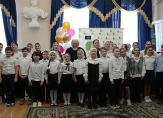 Детский ансамбль Свято-Троицкого собора и протодьякон Михаил Околот выступили в библиотеке им. братьев Игнатовых