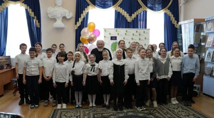 Детский ансамбль Свято-Троицкого собора и протодьякон Михаил Околот выступили в библиотеке им. братьев Игнатовых