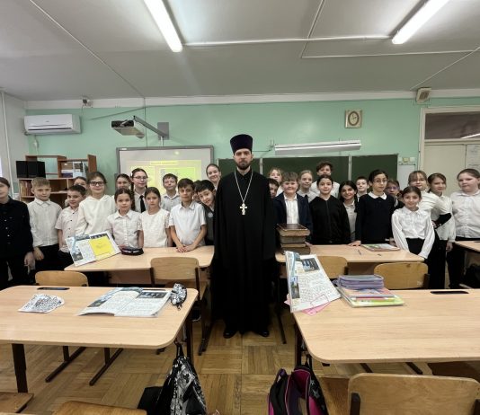 Иерей Владимир Силичев рассказал ученикам школы № 100 о Дне православной книги