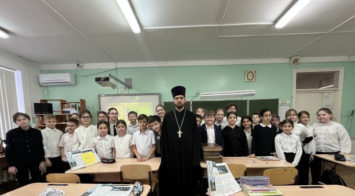 Иерей Владимир Силичев рассказал ученикам школы № 100 о Дне православной книги