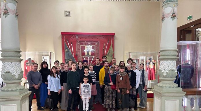 Молодёжь и прихожане Свято-Воскресенского храма посетили музей-заповедник им. Е. Д. Фелицына