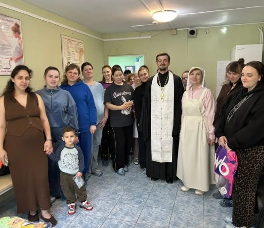 Иерей Михаил Монтиков с сестрами милосердия провел встречу в женской консультации № 6