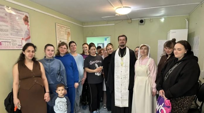 Иерей Михаил Монтиков с сестрами милосердия провел встречу в женской консультации № 6