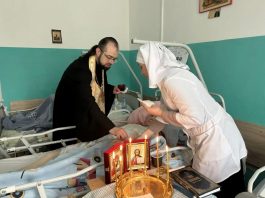 Иерей Алексий Скрынник вместе с сестрами милосердия посетил хоспис города Краснодара