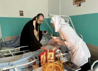 Иерей Алексий Скрынник вместе с сестрами милосердия посетил хоспис города Краснодара