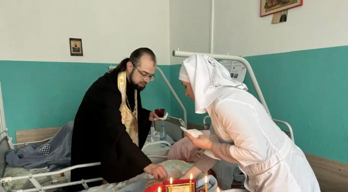 Иерей Алексий Скрынник вместе с сестрами милосердия посетил хоспис города Краснодара