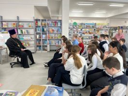 В библиотеке № 111 прошла встреча с настоятелем храма прмц. вел. кн. Елисаветы протоиереем Георгием Козаком