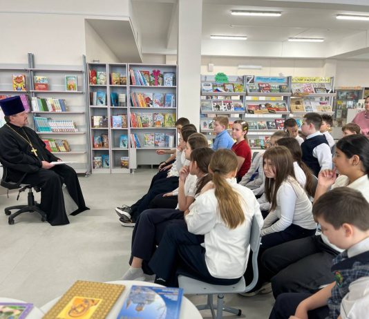 В библиотеке № 111 прошла встреча с настоятелем храма прмц. вел. кн. Елисаветы протоиереем Георгием Козаком
