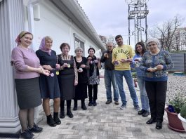 Участники группы для старшего возраста «Серебряный голубь» изготовили пасхальные открытки для военнослужащих