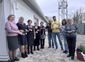 Участники группы для старшего возраста «Серебряный голубь» изготовили пасхальные открытки для военнослужащих