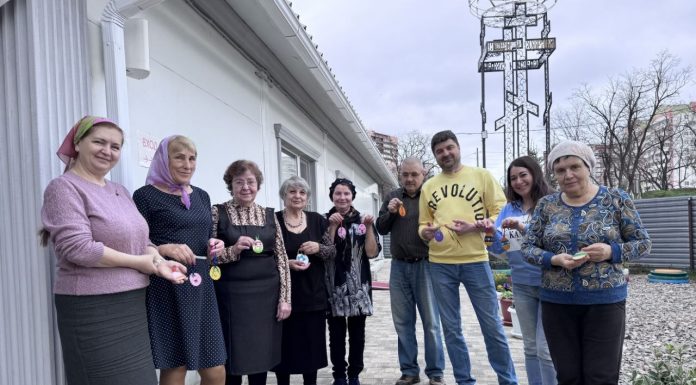 Участники группы для старшего возраста «Серебряный голубь» изготовили пасхальные открытки для военнослужащих