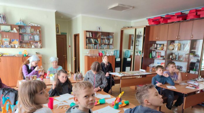 В воскресной школе храма иконы Божией Матери «Целительница» прошло занятие, приуроченное ко Дню православной книги