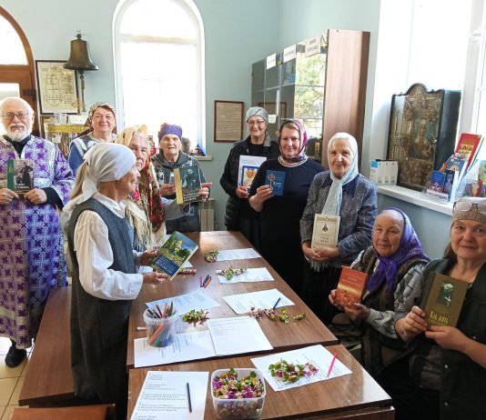 В храме иконы Божией Матери «Утоли моя печали» ко Дню православной книги была организована выставка старинных книг и викторина