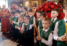 В храме Рождества Христова состоялась Божественная литургия с участием воспитанников Русской Православной школы