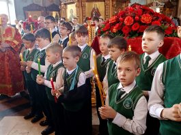 В храме Рождества Христова состоялась Божественная литургия с участием воспитанников Русской Православной школы
