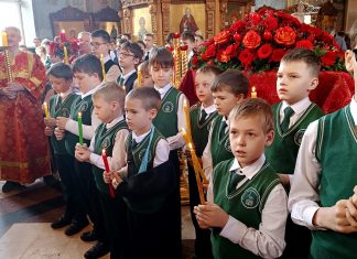 В храме Рождества Христова состоялась Божественная литургия с участием воспитанников Русской Православной школы