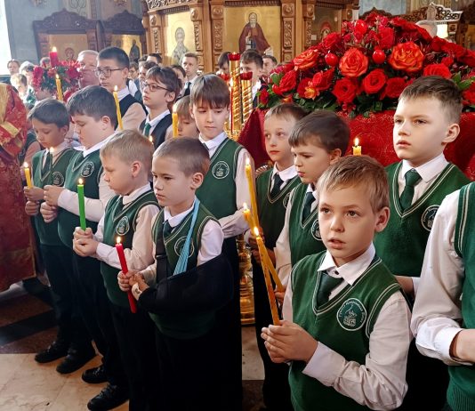 В храме Рождества Христова состоялась Божественная литургия с участием воспитанников Русской Православной школы