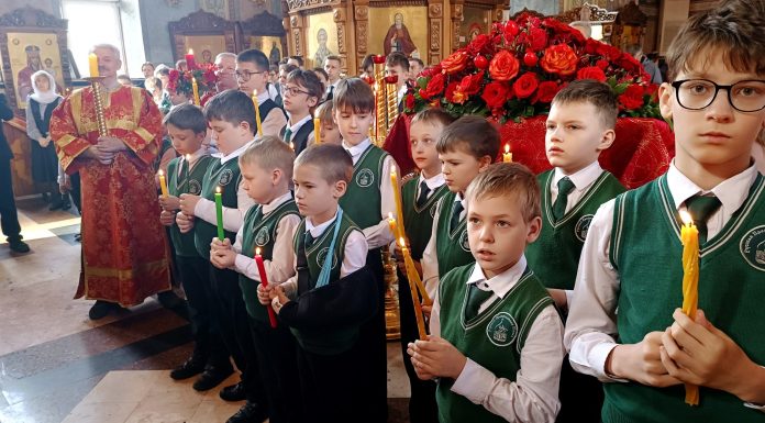 В храме Рождества Христова состоялась Божественная литургия с участием воспитанников Русской Православной школы