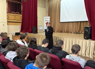 В Динском механико-технологическом техникуме прошла встреча учащихся со священником