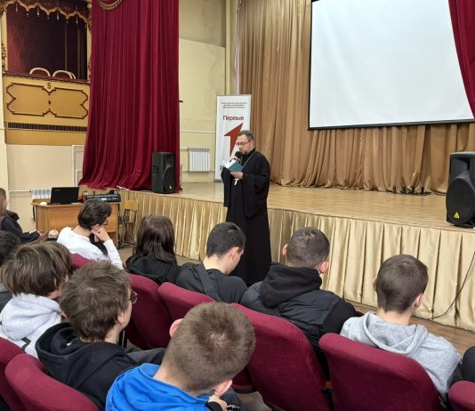 В Динском механико-технологическом техникуме прошла встреча учащихся со священником