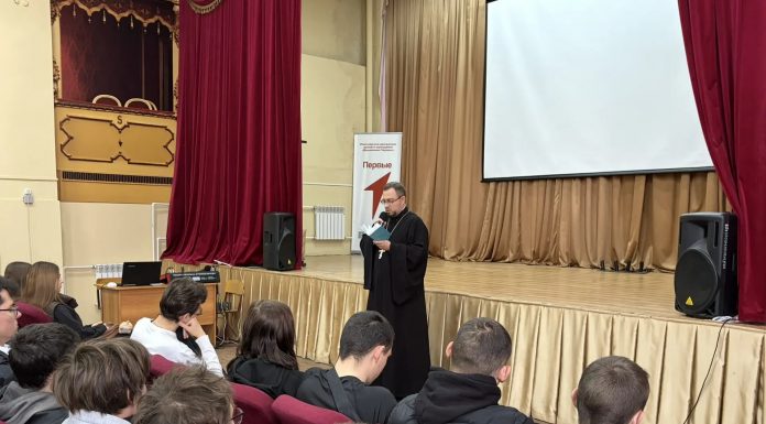 В Динском механико-технологическом техникуме прошла встреча учащихся со священником