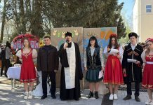 Иерей Иоанн Лапко благословил участников ярмарки в школе № 2 станицы Динской