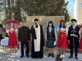 Иерей Иоанн Лапко благословил участников ярмарки в школе № 2 станицы Динской