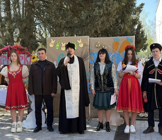 Иерей Иоанн Лапко благословил участников ярмарки в школе № 2 станицы Динской