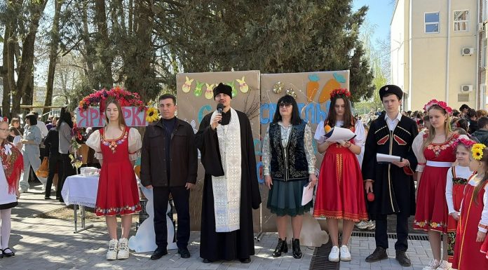 Иерей Иоанн Лапко благословил участников ярмарки в школе № 2 станицы Динской